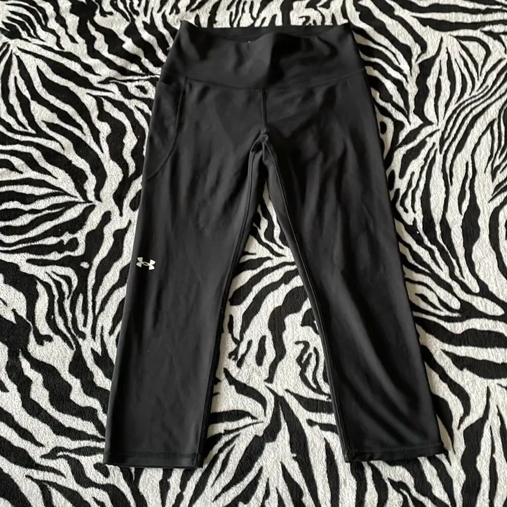 Under armour women’s black heat gear capris yoga pants legging tights size s